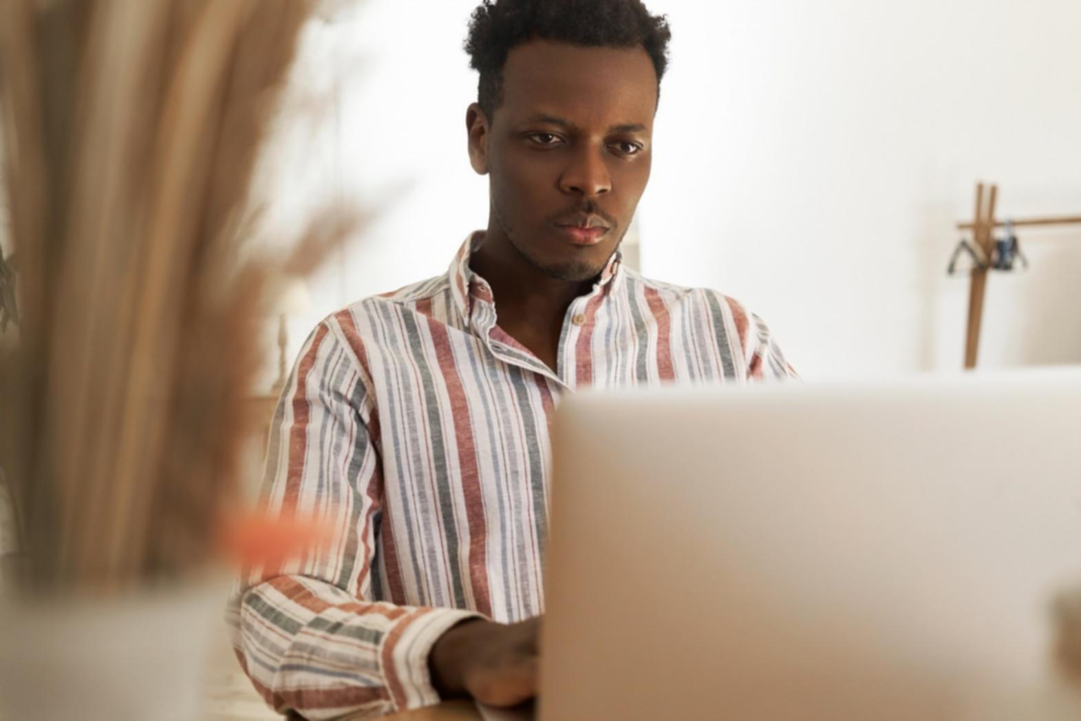 Student werkt aan code voor een browser-based casino game op laptop