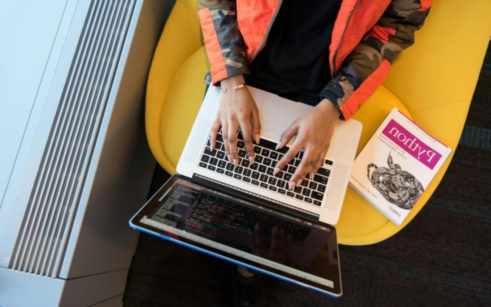 Studenten werken samen aan code tijdens een praktijksessie